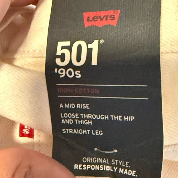 Levis Women's 90s White Jeans, 29”x30” - Picture 10 of 11
